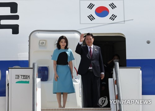 总统伉俪离欧回韩