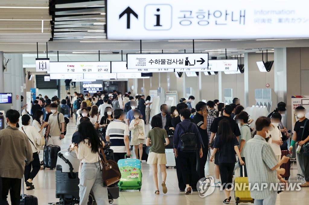 金浦机场旅客络绎不绝