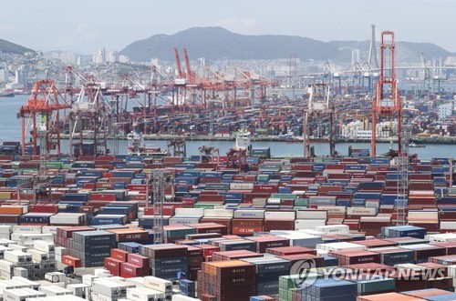资料图片：7月1日，釜山港神仙台和戡蛮码头集装箱堆满如山。 韩联社