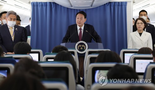 7月1日，尹锡悦在总统专机“空军一号”上发言。 韩联社