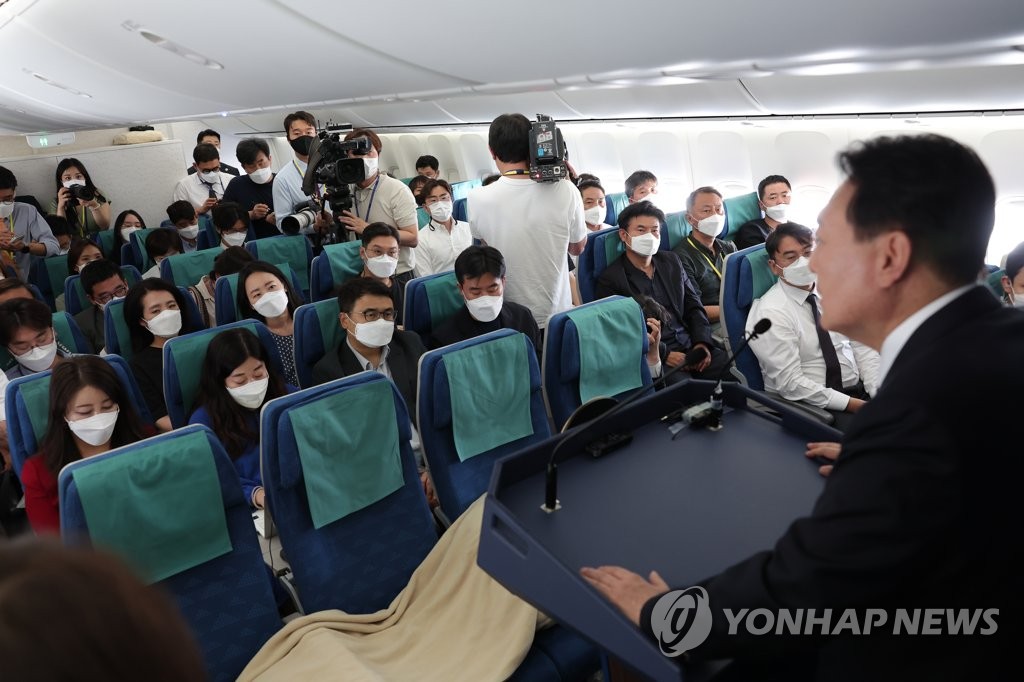 7月1日，韩国总统尹锡悦在乘坐总统专机空军一号从西班牙返韩途中召开记者会。 韩联社
