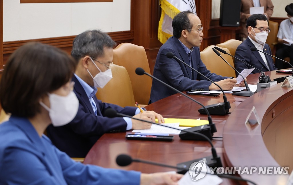 7月3日，韩国企划财政部长官兼经济副总理秋庆镐（左三）主持召开紧急经济长官会议第三次会议。 韩联社