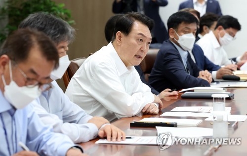 7月4日上午，在首尔龙山总统府，韩国总统尹锡悦（左三）主持召开幕僚会议。 韩联社