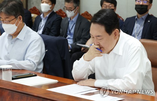 资料图片：7月4日，在首尔龙山总统府，韩国总统尹锡悦（前排右）出席首秘会议。 韩联社