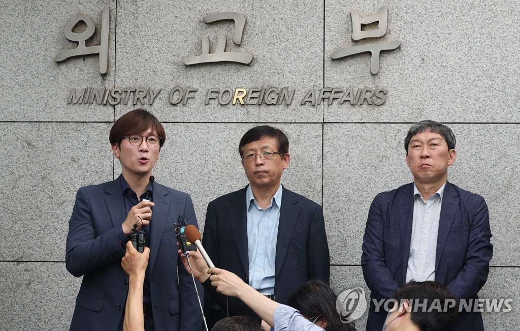 7月4日下午，在外交部大楼入口前，二战时期被日军强征劳工受害者代理人在出席民官协商机制首次会议前举行记者会。 韩联社