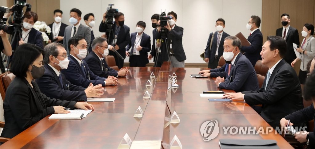 7月4日，在首尔市龙山总统府，韩国总统尹锡悦（右排右二）接见到访的日本经济团体联合会代表团（左排）。 韩联社/总统室通讯摄影记者团