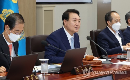 7月5日，在首尔龙山总统府，韩国总统尹锡悦（左二）主持召开国务会议。 韩联社