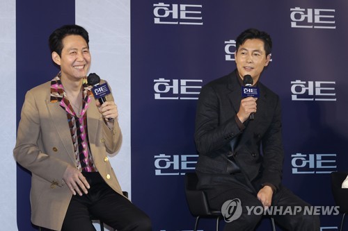 7月5日，在首尔MEGABOX影院圣水店，李政宰（左）和郑雨盛出席谍战片《狩猎》制作发布会。 韩联社
