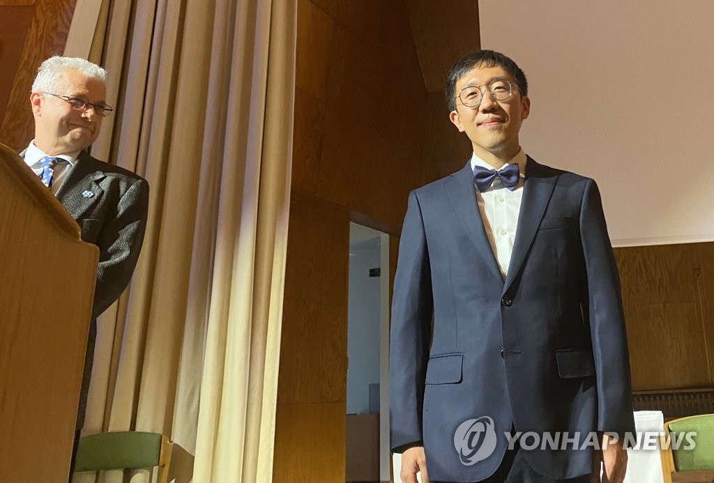 当地时间7月5日，在芬兰阿尔托大学，美国普林斯顿大学教授兼韩国高等科学院（KIAS）数学部客座教授许埈珥（右）荣获菲尔兹奖。 韩联社