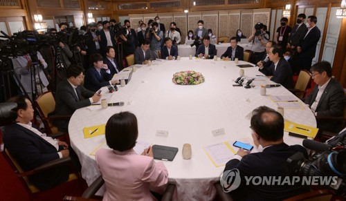 7月6日，在首尔三清洞的总理公馆，党政高层协商会议举行。 韩联社