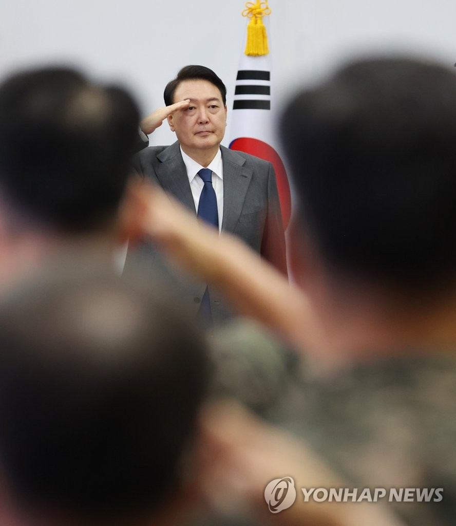 7月6日上午，在忠清南道鸡龙台举行的全军主要指挥官会议上，韩军将领向总统敬致军礼。 韩联社