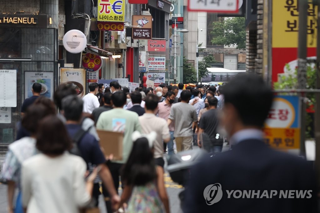 资料图片：首尔一美食街 韩联社