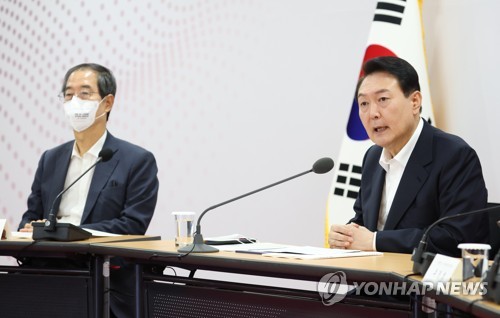 7月7日，在位于清州市的忠北大学，韩国总统尹锡悦（右）主持召开2022国家财政战略会议。 韩联社