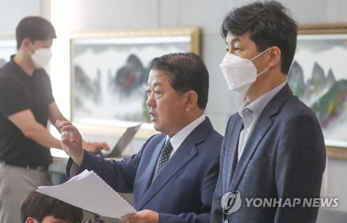 7月7日，在首尔市龙山区的韩国国防部，金炳周（右二）会后发布简报。
