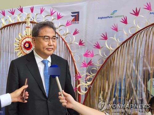 7月7日，在印尼巴厘岛，韩国外交部长官朴振抵达登巴萨努拉·莱伊国际机场后答记者问。 韩联社