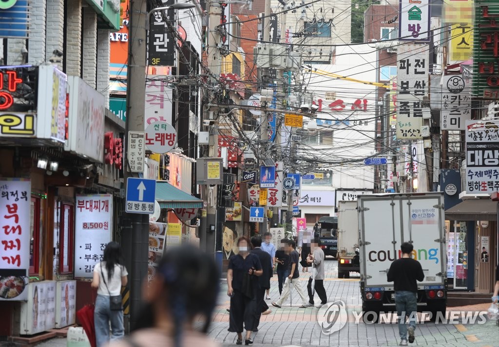 资料图片：餐饮一条街 韩联社