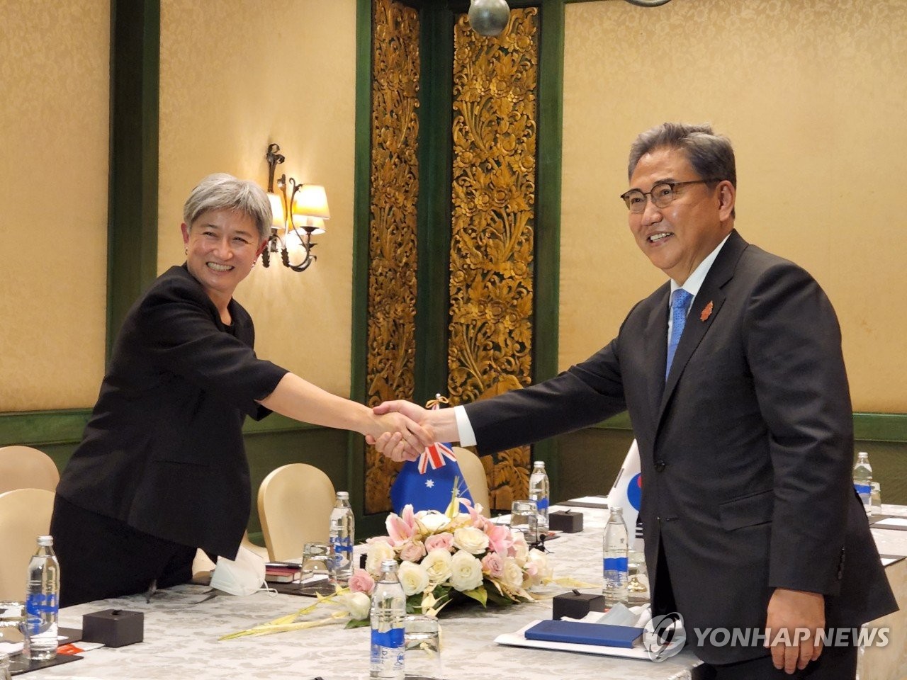 7月7日，在印尼巴厘岛，韩国外交部长官朴振（右）同澳大利亚外长黄英贤（Penny Wong）举行双边会谈。 韩联社