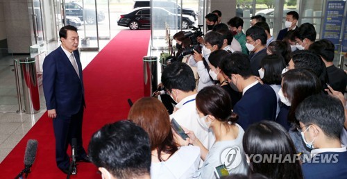 资料图片：7月8日，在首尔市龙山总统府，韩国总统尹锡悦在上班途中答记者问。 韩联社/总统通讯摄影记者团供图