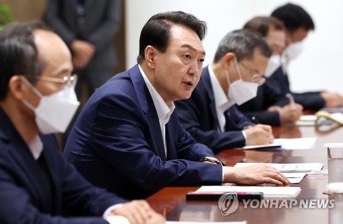 资料图片：7月8日，在首尔龙山总统办公室，尹锡悦（左二）主持召开首次紧急经济民生会议。 韩联社