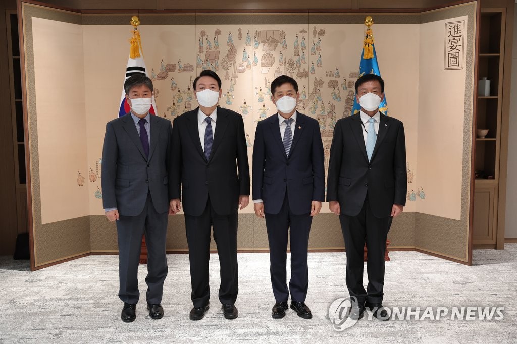 7月11日，在首尔龙山总统府，韩国总统尹锡悦向新任金融委员会委员长金周显颁发任命书后与其合影。左起依次为总统秘书室长金大棋、尹锡悦、金周显、经济首秘崔相穆。 韩联社/总统府供图（图片严禁转载复制）