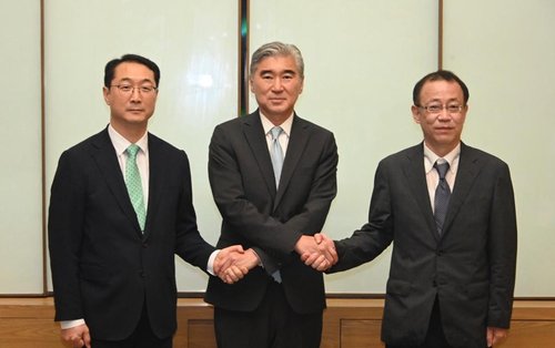 资料图片：左起依次是金健、星·金、船越健裕。 外交部供图（图片严禁转载复制）