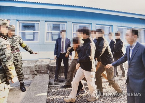 资料图片：7月12日，韩国统一部公开政府于2019年11月将2名弃朝渔民通过板门店移交朝鲜的图片。 韩联社/统一部供图（图片严禁转载复制）