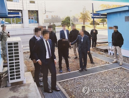 资料图片：统一部7月12日公布了2019年11月在板门店韩朝联合警备区遣返2名朝鲜渔民的现场照片。 韩联社/统一部供图（图片严禁转载复制）