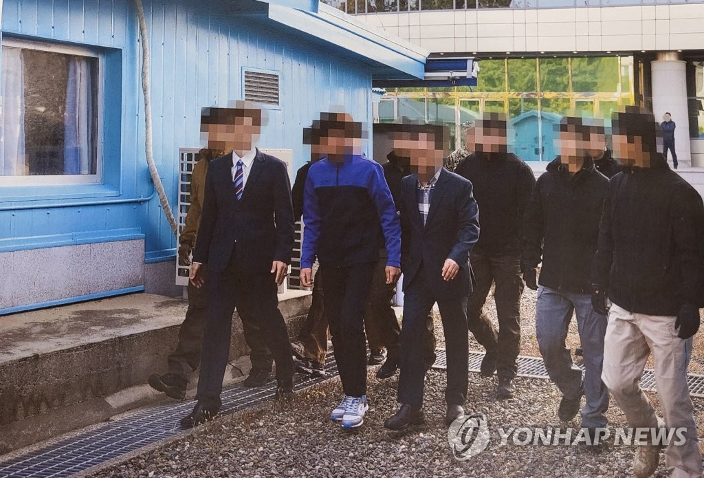 资料图片：7月12日，韩国统一部公开政府于2019年11月将2名弃朝渔民通过板门店遣返朝鲜的图片。 韩联社/统一部供图（图片严禁转载复制）