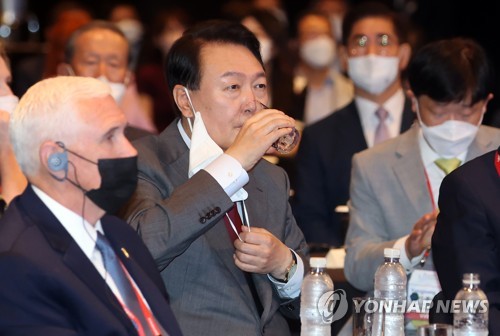 资料图片：7月13日，在首尔中区的新罗酒店，尹锡悦（左二）出席亚洲领导人论坛。 韩联社