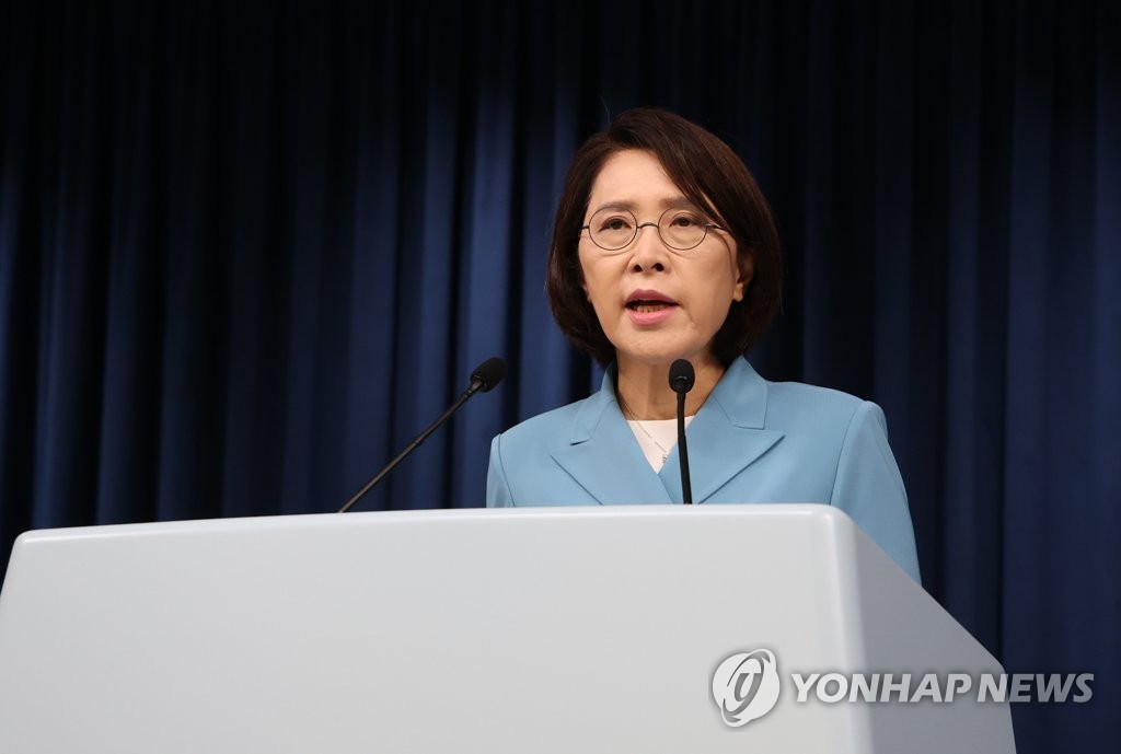 7月13日，在首尔市龙山总统室，韩国总统办公室发言人姜仁仙举行记者会。 韩联社
