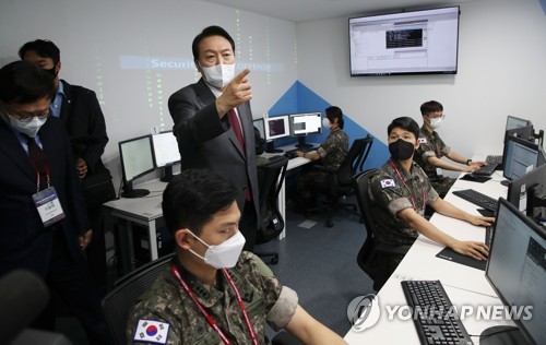 7月13日，在京畿道城南市板桥，韩国总统尹锡悦正参观实战型网络训练场。 韩联社