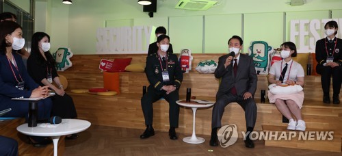 7月13日，在京畿道城南市板桥第二科技谷企业支援中心，韩国总统尹锡悦（右三）出席网络人才培养座谈会。 韩联社
