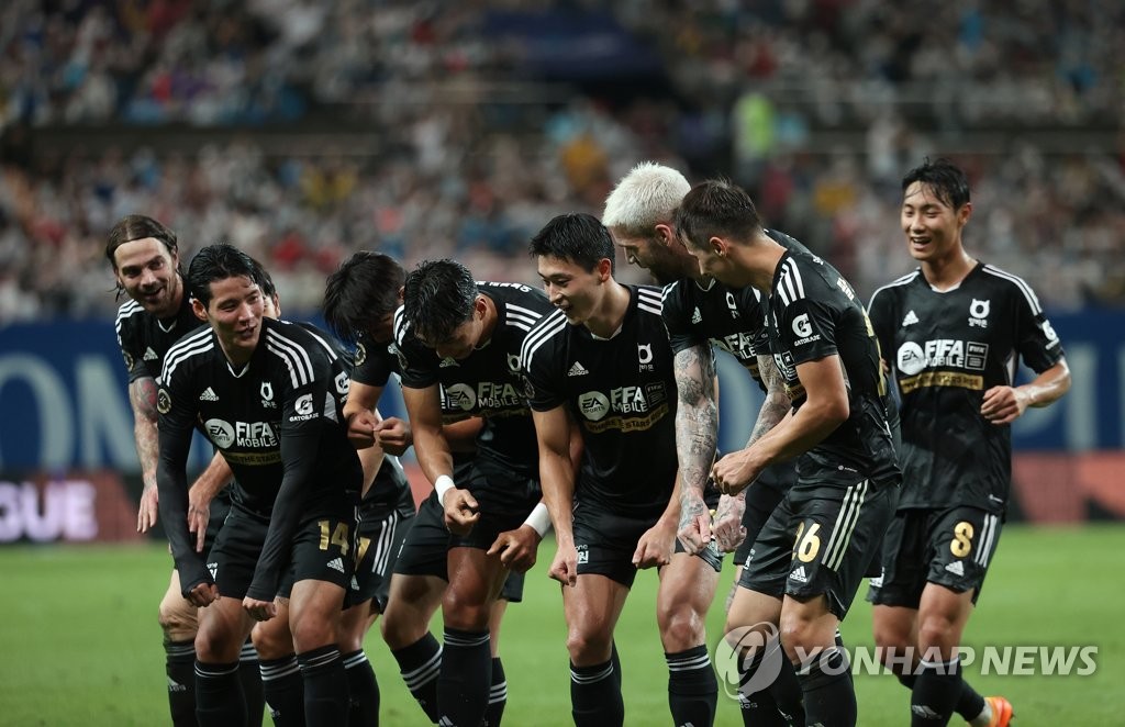 7月13日，英超托特纳姆热刺同韩国联赛全明星队的季前巡回赛韩国站第一场比赛在首尔世界杯体育场举行。图为韩国队庆祝进球。 韩联社