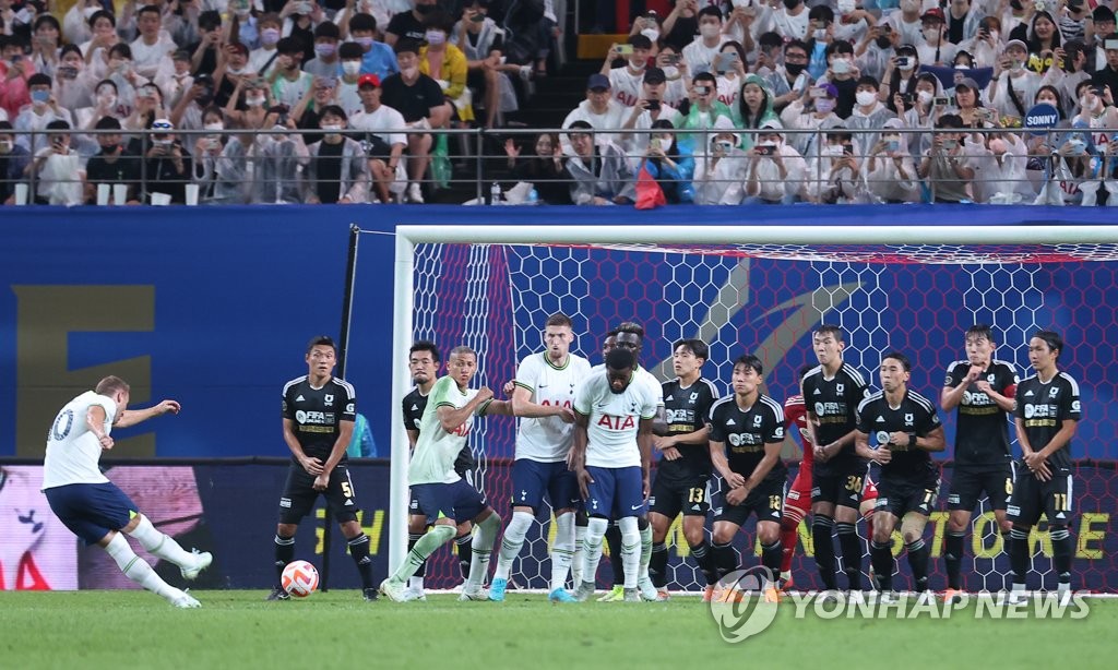 7月13日，英超托特纳姆热刺同韩国联赛全明星队的季前巡回赛韩国站第一场比赛在首尔世界杯体育场举行。图为任意球精彩瞬间。 韩联社