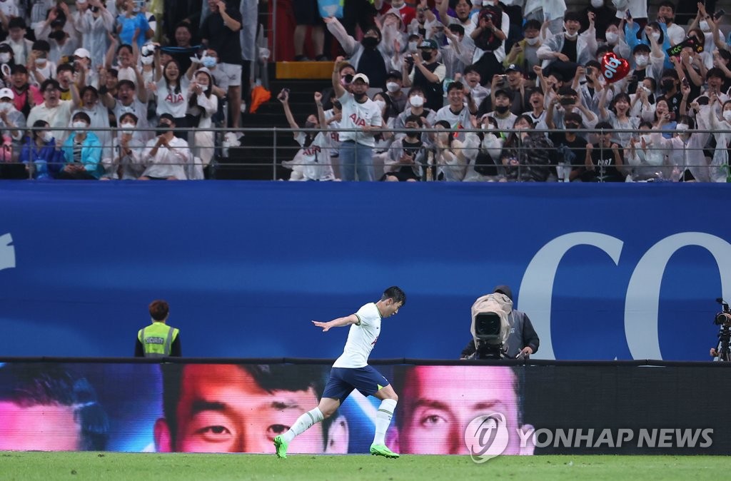 7月13日，英超托特纳姆热刺同韩国联赛全明星队的季前巡回赛韩国站第一场比赛在首尔世界杯体育场举行。图为效力于热刺队的孙兴慜庆祝进球。 韩联社