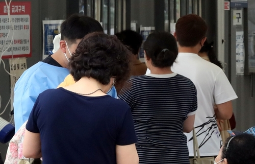 资料图片：7月15日，在仁川市的一处新冠筛查点，市民排队接受检测。 韩联社