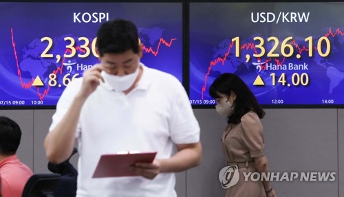 7月15日下午，在明洞的韩亚银行，大屏幕实时显示韩综股指和韩元汇率。 韩联社