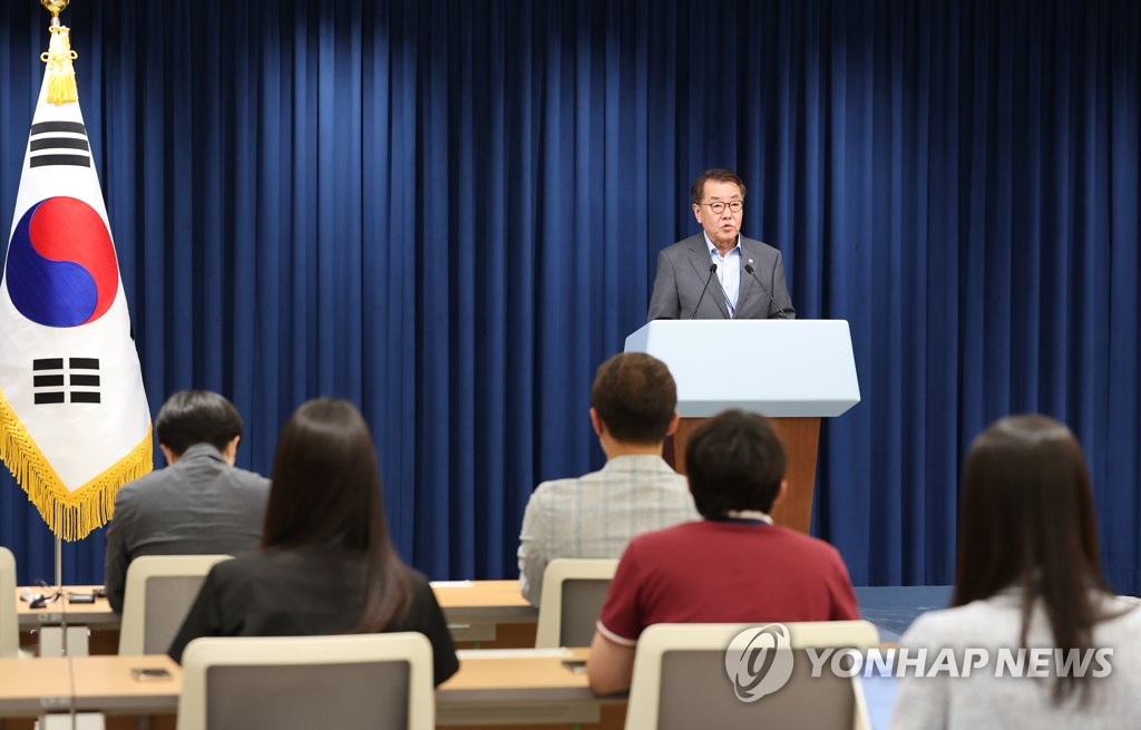 7月17日，在首尔龙山总统府，总统室公报首秘崔英范召开记者会，就前政府强制遣送脱北渔民一事发表立场。 韩联社