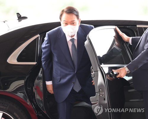 7月18日上午，尹锡悦乘车到首尔市龙山区的总统府上班。 韩联社