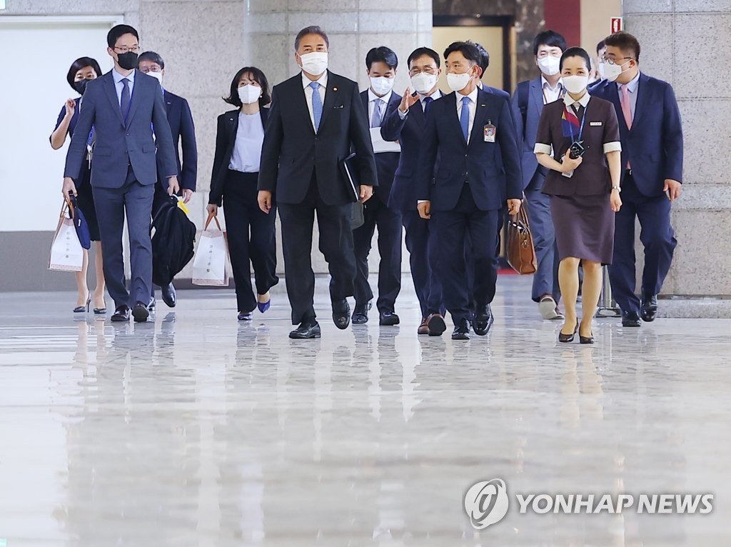 7月18日，在首尔金浦机场，韩国外长朴振一行准备乘机赴日。 韩联社