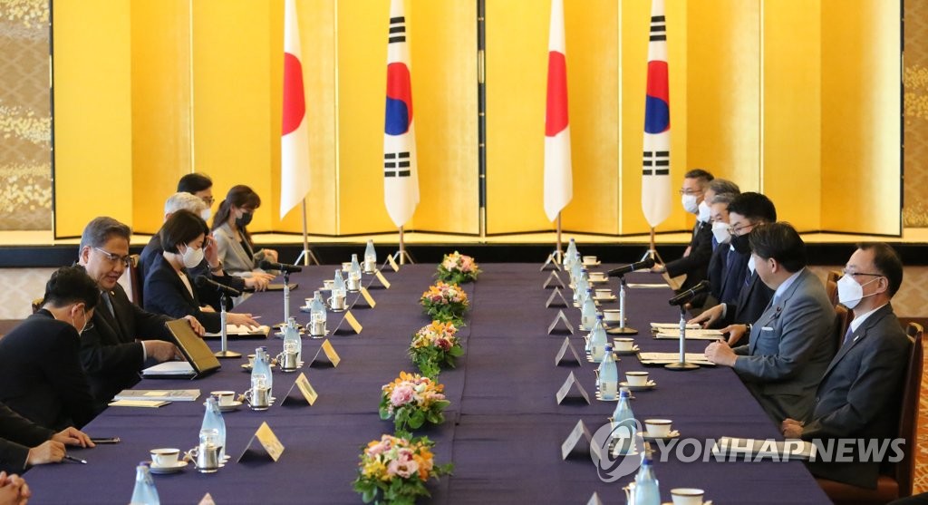 7月18日，在东京饭仓公馆，韩国外长朴振（左二）同日本外务大臣林芳正（右二）准备举行会谈。 韩联社