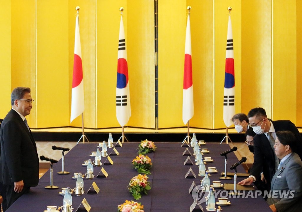 资料图片：7月18日，在东京饭仓公馆，韩国外长朴振（左）同日本外务大臣林芳正（右一）准备举行会谈。 韩联社