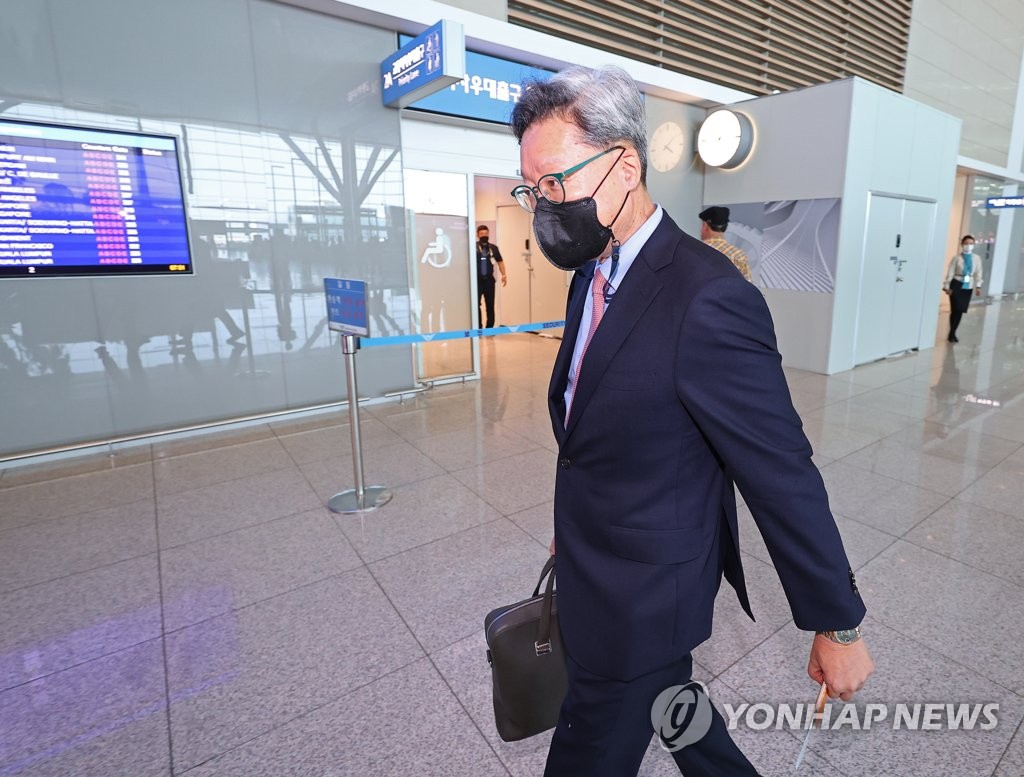 资料图片：7月19日，在仁川国际机场，韩国新任驻华大使郑在浩走进仁川机场第二航站楼，准备乘机赴京就任。 韩联社