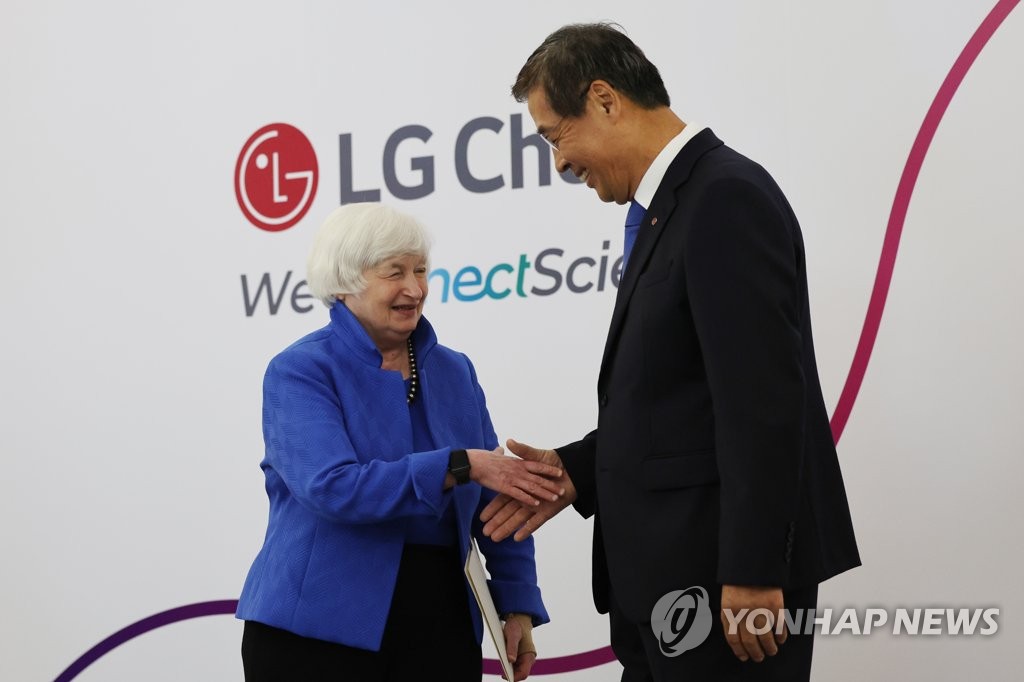7月19日上午，在首尔市江西区麻谷洞的LG科技园，耶伦（左）与LG化学副会长辛学喆握手。 韩联社