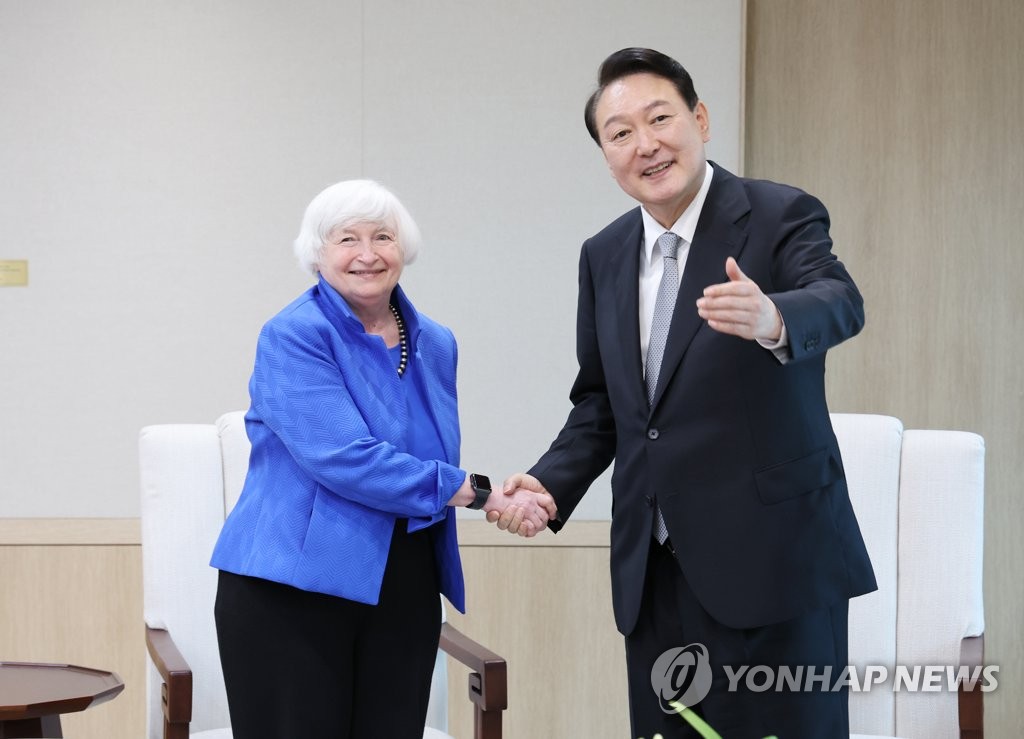 7月19日，在首尔龙山总统府，韩国总统尹锡悦（右）接见美国财长耶伦。 韩联社