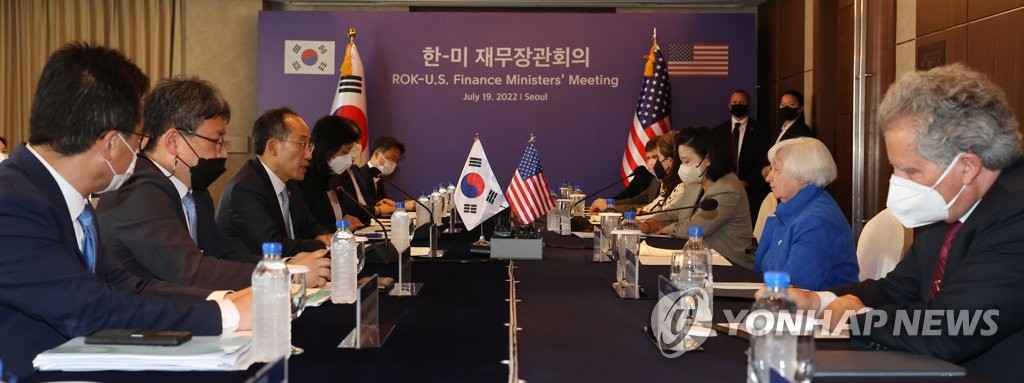 7月19日，在首尔市中区的乐天酒店，韩国经济副总理兼企划财政部长官秋庆镐（左三）同美国财政部长珍妮特·耶伦（右二）举行会谈。 韩联社/联合采访团 