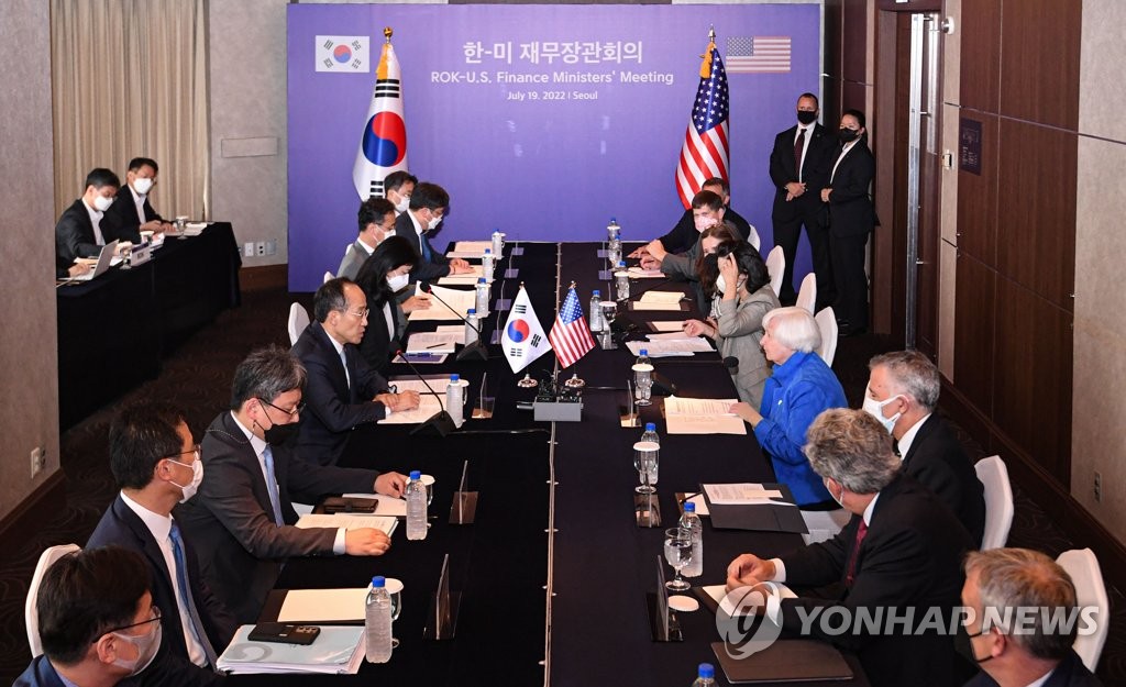 7月19日，在首尔市中区的乐天酒店，韩国经济副总理兼企划财政部长官秋庆镐（左四）同美国财政部长珍妮特·耶伦（右四）举行会谈。 韩联社/联合采访团