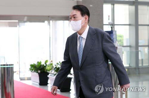 7月20日，在首尔龙山总统府，韩国总统尹锡悦结束上班途中的简约记者会后走向办公室。 韩联社