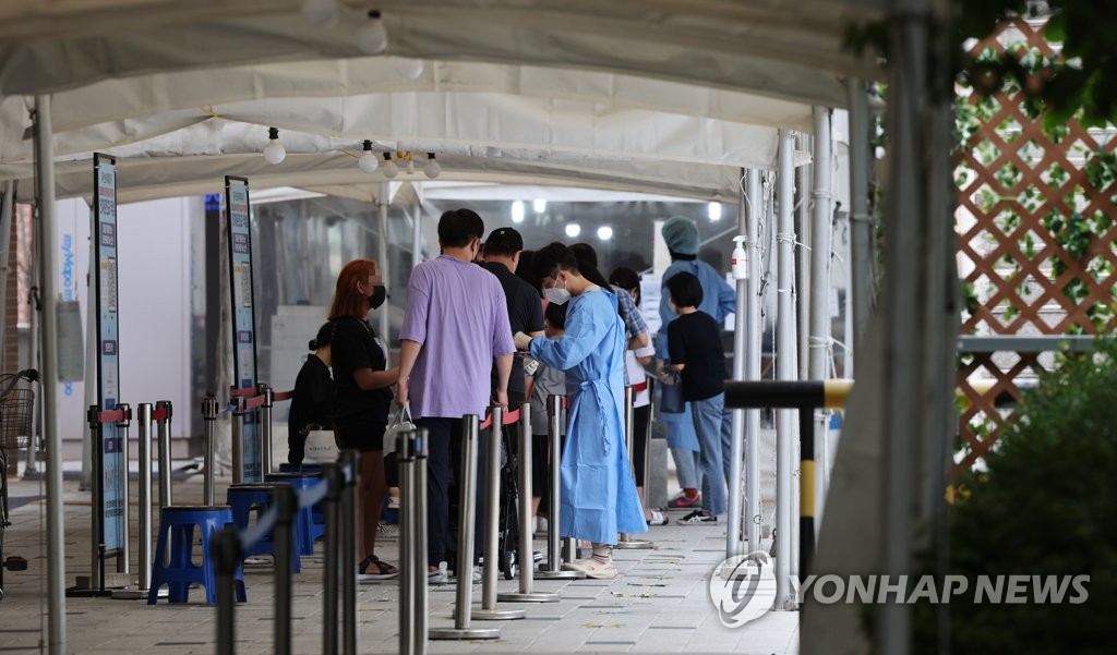 资料图片：排队待检的市民 韩联社