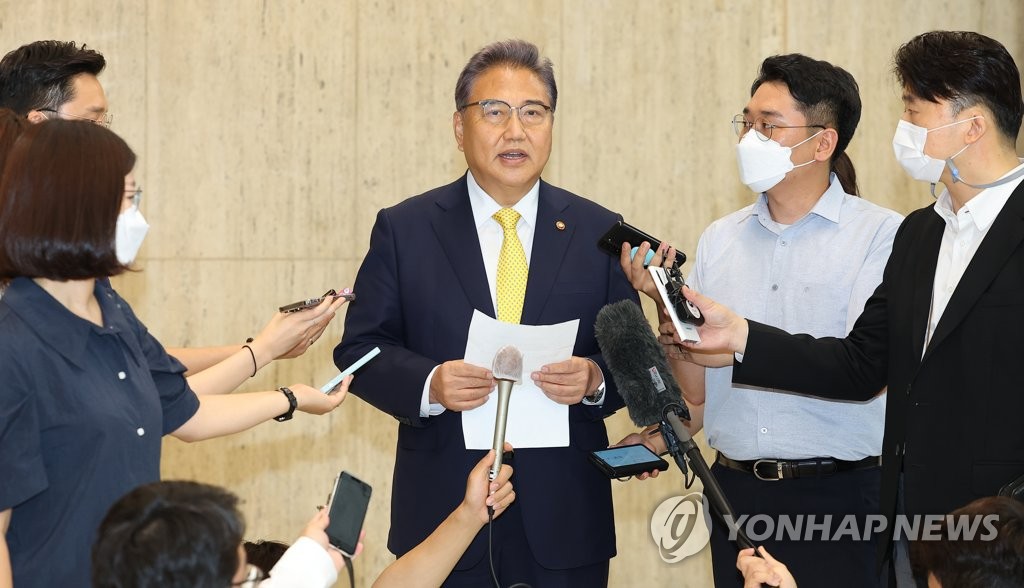 7月20日，在金浦机场，韩国外交部长官朴振（居中）结束为期三天的访日行程后回国。图为朴振答记者问。 韩联社